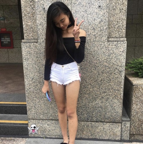 sgschoolteen: hellofuckme1994: tenaciouspersonainternet:My secondary school friend. She gets wet rea