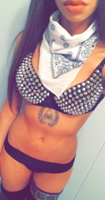 wavyyychas:  Raver chicks do it best 