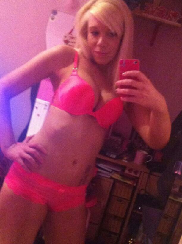 ukslutsuk:  Fitness instructor from leeds | 20 | #FIT #kik #selfies #nude #rude