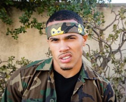 damnhefinetho:  aqureo:  Damn he fine  Light skin looking frank o