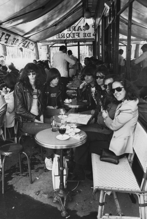 zombiesenelghetto:  The Ramones with journalist Lisa Robinson and their manager Danny Fields at Café