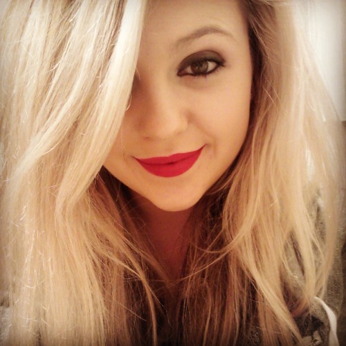 Red lips kind of mood :) follow me on instagram: xomadielise :)