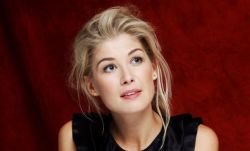 Maszületettbárány:  Rosamund Pike (1979)