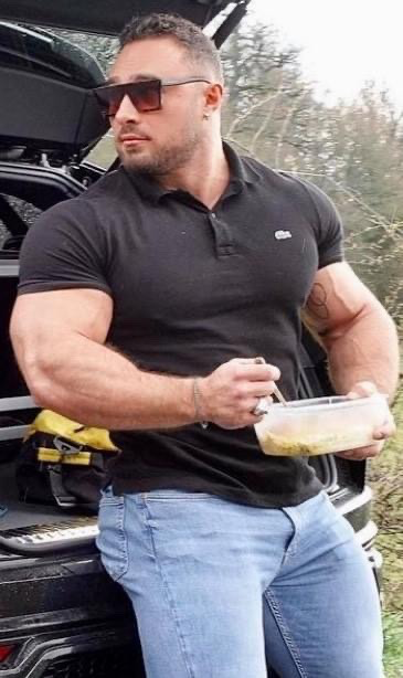 perfectmusclemen: maxx114:       stops here every lunch hour and he’s hungry for more than food Plea