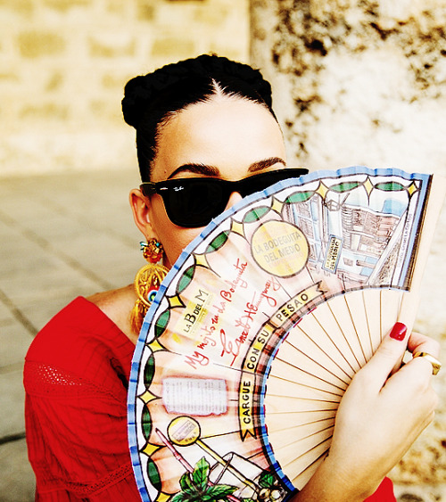  10.22.2015 - Katy Perry in Cuba - Rony’s Photobooth 
