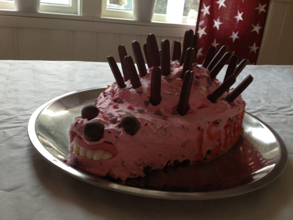 themickispecial:  lol-post:  So a friend of my girlfriend made a cake for her daughters