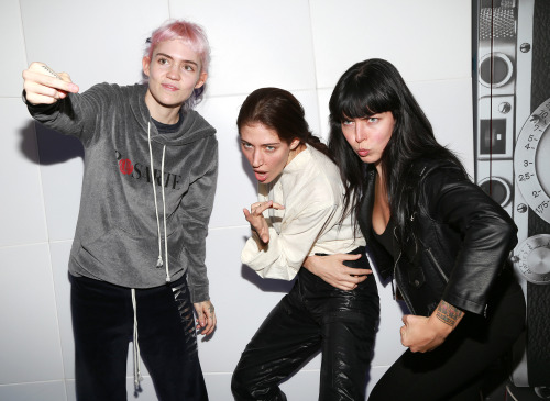 loveyouclaire:  Grimes wil take over SiriusXMU from 2PM to Midnight ET todayShe’ll be joined by Alexis Krauss from Sleigh Bells and Caroline Polachek from Chairlift. “Here are 5 things you’ll learn: Grimes’ least favorite song on the Art Angels