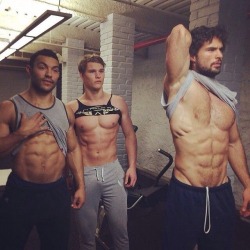 cutrobin:  naked-straight-men:  Gym lads.  cutrobin 
