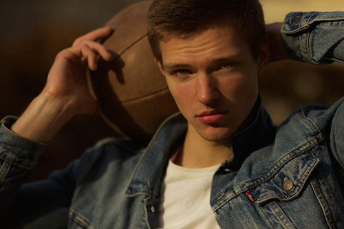 siroyagihkd:  “Basket Case” Wiktor Sudol by Eber Figueira for Fucking Young! Online Seguir leyendo 