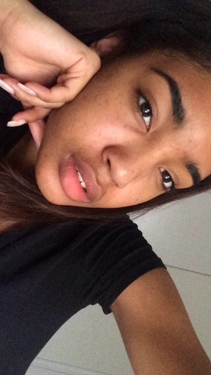 sexysmirkemoji:  No makeup pics