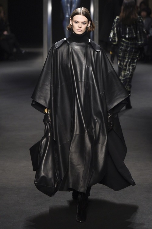 Alberta Ferreti Fall/Winter 2018 Collection - Milan Fashion Week