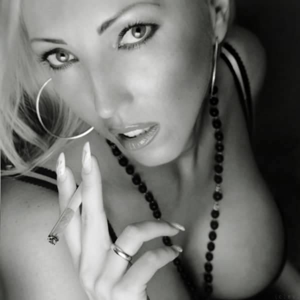 hot-smoking-babes:  Blonde up close 