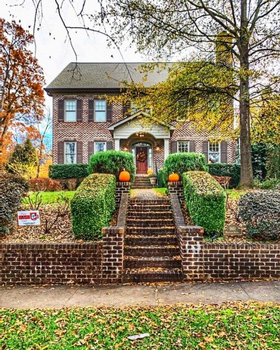 :The house on the hill - love the brick steps and wall 🤎🍁🤎 𝒕𝒉𝒊𝒔