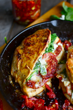 yumi-food:  Sundried Tomato, Spinach, and Cheese Stuffed Chicken | Yammie’s Noshery