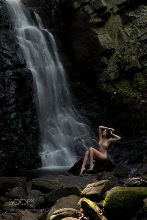 truenudistfamily: @ArtNudesDaily : falling water bit.ly/2khLWkr