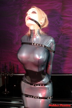 sensualfetish:  www.rubber-passion.com/ 