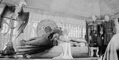 ariannsmartell:  Daenerys has taken up residence in Meereen. She has conquered the
