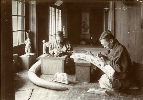 Herbert Ponting（British, 1870-1935）
Ivory carvers 1907