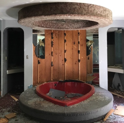roseoilz:photos of an abandoned love hotel @ aleia on insta