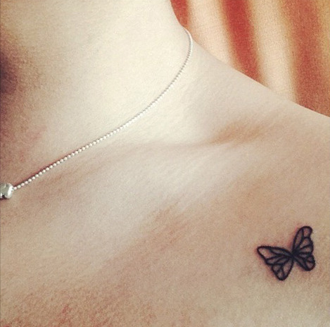 tatuajespequenos:  Pequeño tatuaje en entre en hombro y la clavícula de una mariposa,