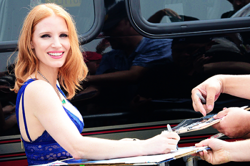 jchast:Jessica Chastain being the adorable ray of sunshine that she is and signing autographs at the