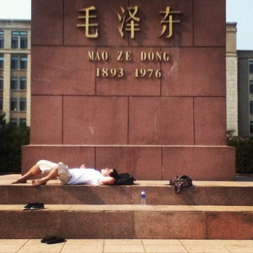 Tanning and chilling underneath Mao 欢迎中国。#dalian #chilling #likeanamerican #china #大连 #中国