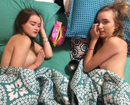 younglesbianteens:friendsshowingoff:How we all imagine sleepovers ift.tt/2E31yRV