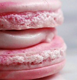 pinkheartsandsparkledreams:Strawberry Cheesecake Macarons