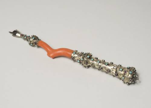 ir-hakodesh: Torah pointer, Vienna, Austria, 1872-1922, silver, coral, and semiprecious stones