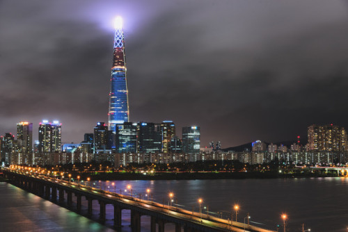 Lotte Tower done up in the colors of the Korean flag for the Liberation Day holiday.