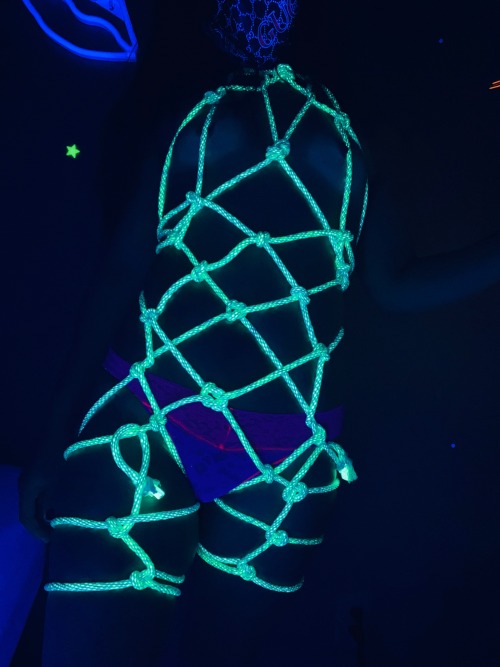 chaosndrainbows:I know I need to practice my self ties but I made a black light rope. ⛓(No one has permission to steal these pics)