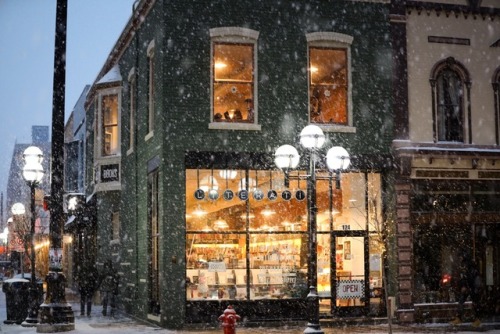 literatibookstore:One of my favorite moments of 2017 was from a few weeks ago, standing outside and 