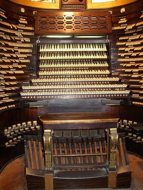 muirin007:oh-liv-ee-ya: Say hello to the record holder of the world’s largest organ console, with 7 