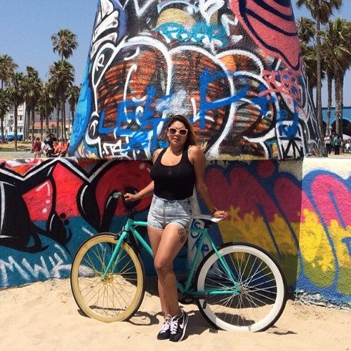 fixiegirls:  @thg_alpha #venicebeach #fixedgear #fixiegirl #nikecortez