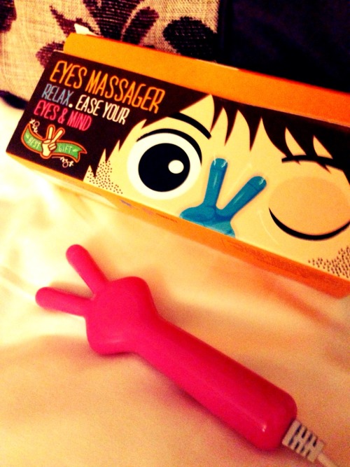 I am currently travelling in Singapore. Today I found this “Eyes Massager”. I can confir