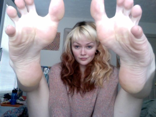 theeviltickler: Gorgeous girl wit very beautiful feet :)