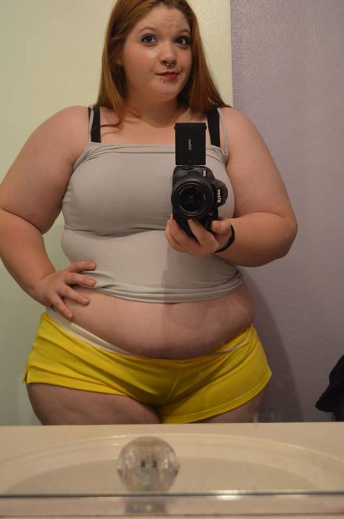 bbw-yoshiko:  Feeling chunky today. Do you mind? ;)  Looking hot