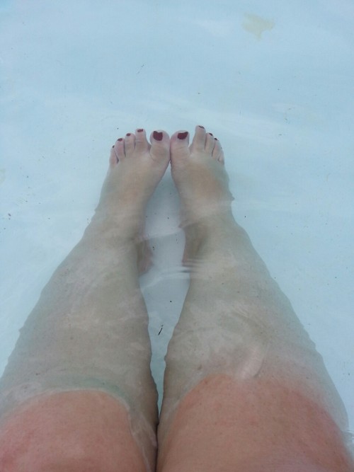 kamidee1215:  My feets in the water :D