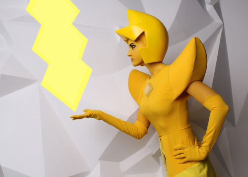 slbtumblng:  wappahofficialblog:  teffyjeffy:  nightsgirl666:  My Yellow Diamond cosplay.http://nightsgirl666.deviantart.com/gallery/59333329/Yellow-Diamond-Cosplay  I normally don’t reblog anything. THATS how amazing this is.  @slbtumblng     lemony