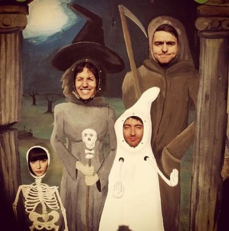 oliversykesruinedmylife:  oli, hannah, jordan & matt 