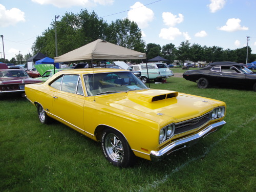 taylormademadman:1969 Plymouth GTX, I have never been a fan of yellow cars or trucks but each to their own. What ever floats your boat. 