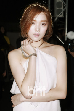 sungkyunglee-blog:  Lee Sung Kyung at 2015 S/S Seoul Fashion Week ‘Miss Gee’ Backstage 