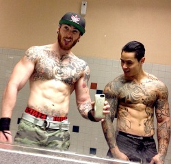 realmenstink:  A COUPLE OF STR8 TATTED HUNKS !!!  fucken hot