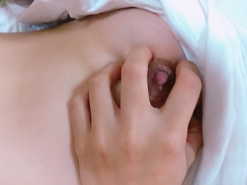 sharon0415: 每次朋友都抓著我的手 想解開手機密碼 但殊不知 密碼在我的胸前 噓 不可以告訴別人喔！