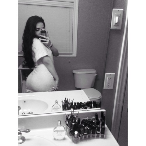 igetnosebleeds:  pvssypwrworld:  psycho–mami:  Cozy girl.  Man handle the booty