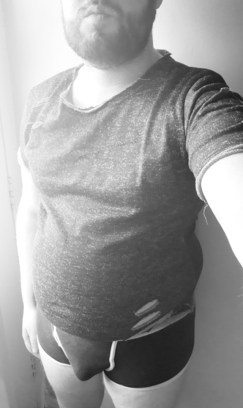 roundanproud:  This tshirt makes me look fat 