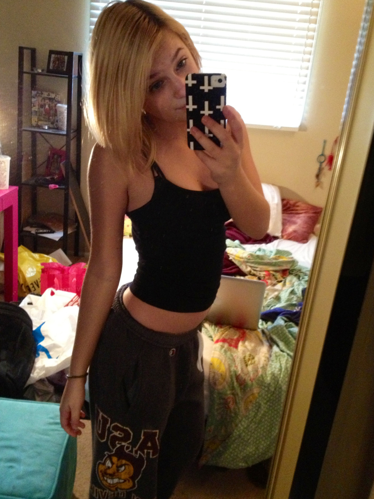 tobaccoblonde:  Lalalalaaaaa no makeup, no attempt at even trying today. It’s laundry