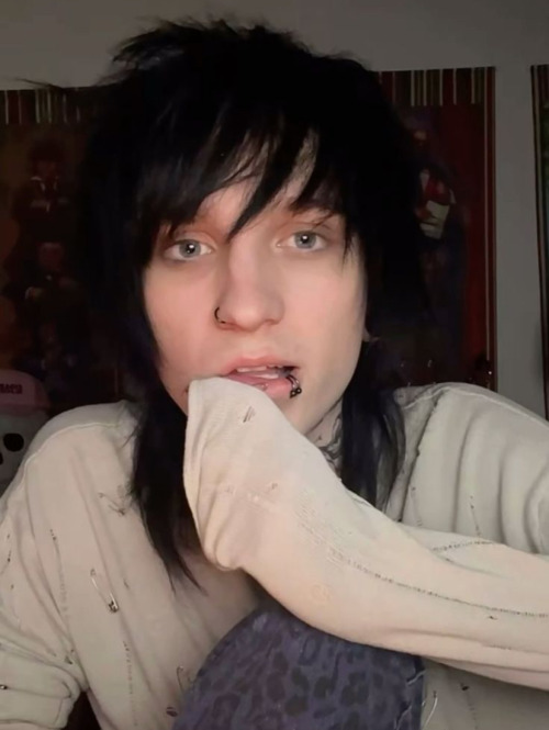 Johnnie Without Makeup >>>>> 
