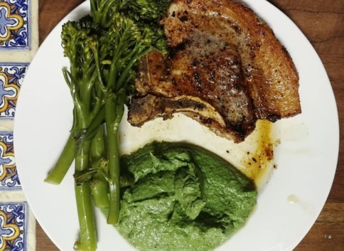 alittlebitofketo: Pork chops, creamed spinach and broccoli.#sugarfree #lowcarb #foodpics #pcos #he
