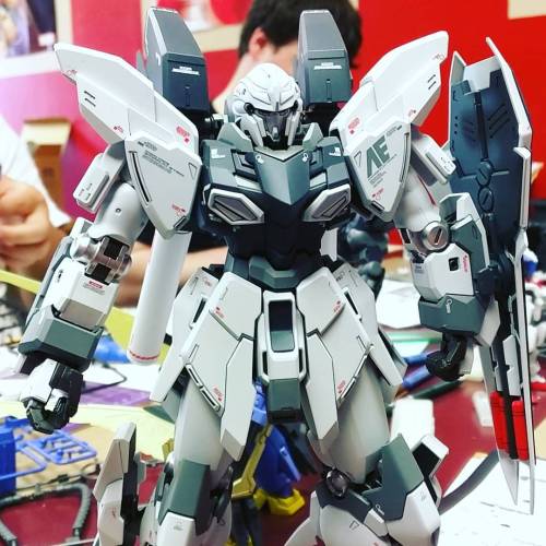 Some amazing jobs on some of the #gundam models today! #sinanjustein #gunpla #gundammg #heroesworld 